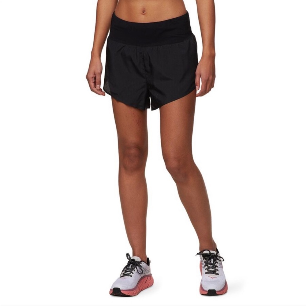 On cloud running shorts